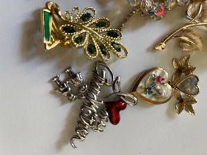 lot 179 image: 1 pair of earrings an 2 bejeweled bracelets