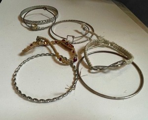 lot 258 image: 12 bracelets