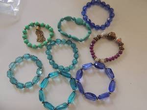 lot 152 image: 8 bracelets