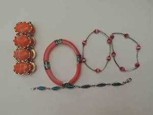 lot 163 image: 5 bracelets