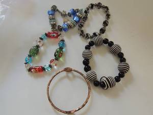 lot 164 image: 5 bracelets