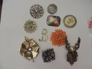 lot 174 image: 10 vintage pins
