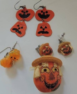 lot 181 image: scarecrow pin and matching earrings