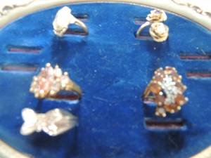 lot 202 image: 5 FASHION RINGS