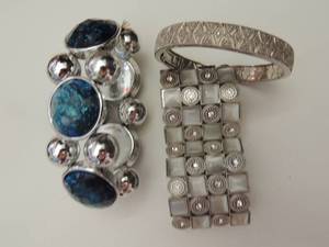 lot 160 image: 3 bracelets
