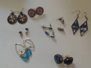lot 178 image: 10 pair of earrings