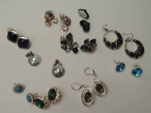 lot 180 image: 10 pair of earrings