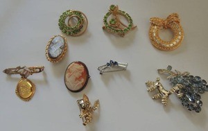 lot 168 image: 9 vintage pins