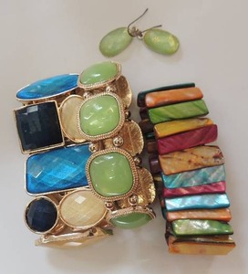 lot 170 image: 3 large stone bracelets and one has matching earrings
