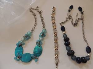 lot 146 image: Hugs and kisses bracelet, beaded necklace with matching earrings, andB133s a shell necklace