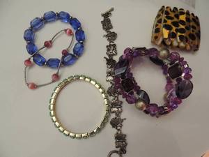 lot 165 image: 6 bracelets