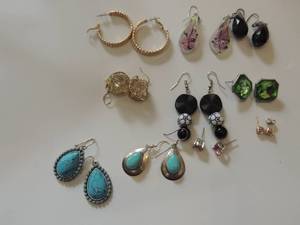 lot 135 image: 10 pair matching earrings