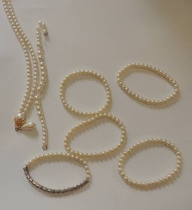 lot 137 image: 4 pearl bracelets, 1 pearl a faux diamond bracelet and 1 pearl necklace with 2 drops