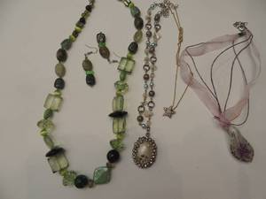 lot 138 image: 1necklace with matching earrings and 3 other necklaces