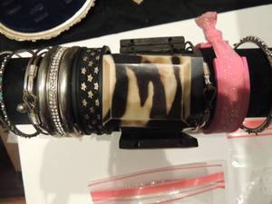 lot 285 image: 11 bracelets