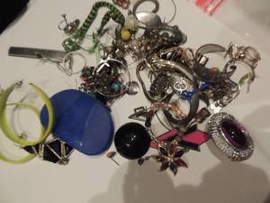 lot 254 image: earrings that don�t match