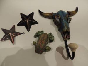 lot 277 image: steer head hook, stars and frog