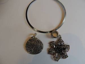 lot 288 image: neck ring with 2 pendants