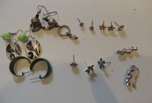 lot 265 image: 9 pair of earrings