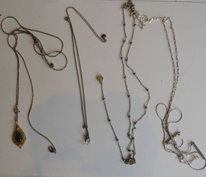 lot 256 image: 6 chains one with pendant