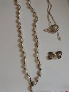 lot 280 image: freshwater pearls necklace bead bracelet and bow pen