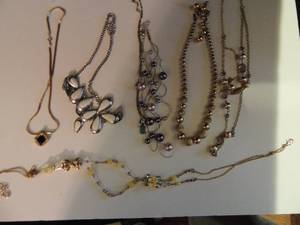lot 203 image: 7 assorted necklaces