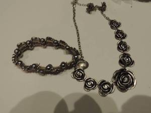 lot 190 image: 2 rose bracelets