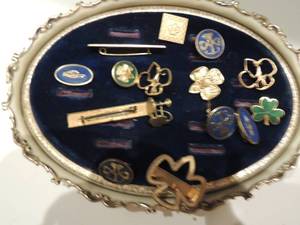 lot 198 image: 12 girl scout pins and awards, 1 set girl scout earrings and 2 wee brownie pins