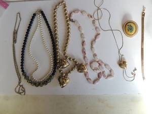 lot 229 image: 4 bead or shell necklaces, 1 gold bracelet, 1 flower pearl locket and a gold lasso necklace