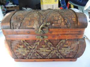 lot 21 image: jewlery chest 10x8x8