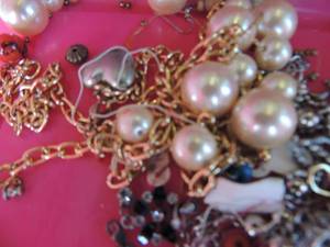 lot 100 image: Mix lot of Jewlery