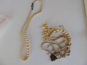 lot 26 image: 16 Pearl strand  and 2 necklaces to be restrung