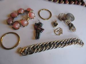 lot 104 image: BRACELETS, CHARMS, CLIP