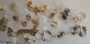 lot 43 image: Jewelry