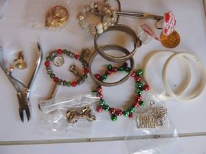 lot 45 image: Jewelry