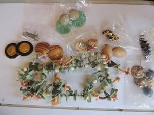 lot 35 image: Jewelry