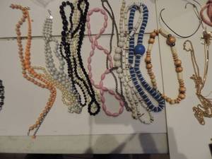 lot 32 image: Jewelry