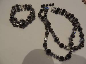 lot 38 image: Jewelry