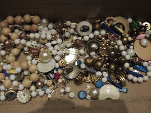 lot 46 image: Jewelry