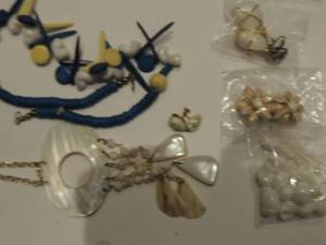 lot 39 image: Jewelry