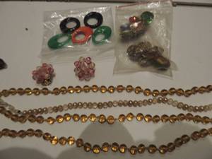 lot 42 image: Jewelry