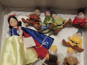 lot 2 image: MADAME ALEXANDER - Snow White and the 7 dwarfs  10