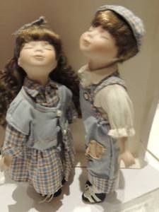 lot 86 image: BOY & GIRL KISSING  CERAMIC