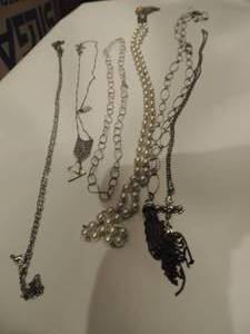 lot 264 image: 5 necklaces