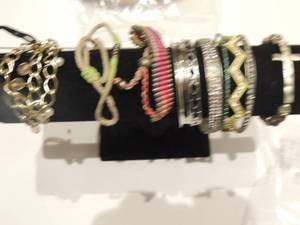 lot 251 image: 10 bracelets