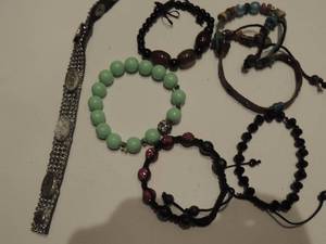 lot 262 image: 6 bracelets