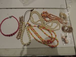 lot 33 image: Jewelry