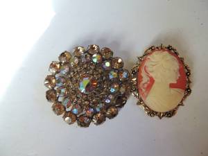 lot 14 image: 2 Vintage Broaches Rhinestone 2 and Cameo