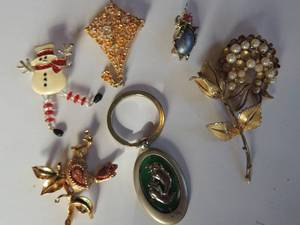 lot 17 image: Broaches x 6