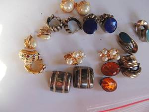 lot 321 image: 11 pair of earrings